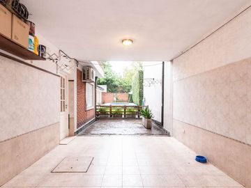 HERMOSO CHALET DE 4 AMB C/ QUINCHO Y PILETA.