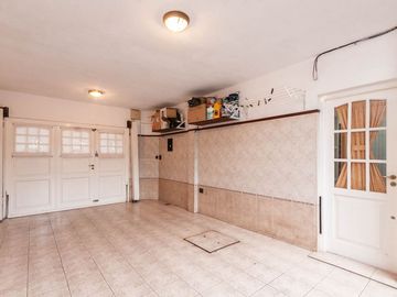 HERMOSO CHALET DE 4 AMB C/ QUINCHO Y PILETA.