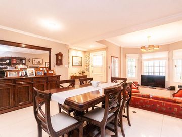 HERMOSO CHALET DE 4 AMB C/ QUINCHO Y PILETA.