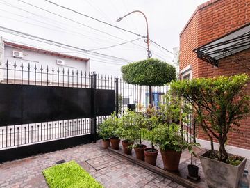 HERMOSO CHALET DE 4 AMB C/ QUINCHO Y PILETA.