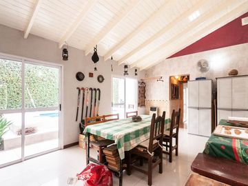 HERMOSO CHALET DE 4 AMB C/ QUINCHO Y PILETA.