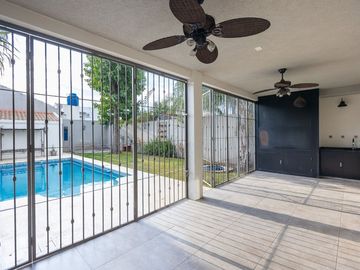 VENTA CASA EN HURLINGHAM 6 AMB - PERMUTA FINANCIA