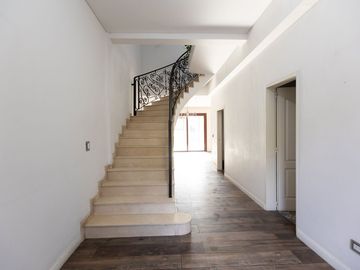 VENTA CASA EN HURLINGHAM 6 AMB - PERMUTA FINANCIA