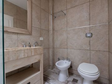 VENTA CASA EN HURLINGHAM 6 AMB - PERMUTA FINANCIA