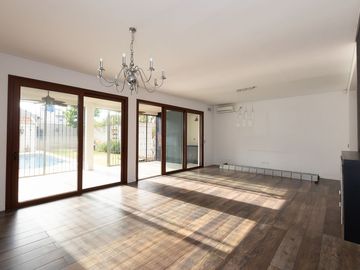 VENTA CASA EN HURLINGHAM 6 AMB - PERMUTA FINANCIA