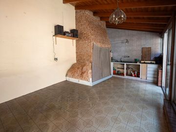 CASA  VENTA LOTE PROPIO  VERSALLES. PATIO-QUINCHO