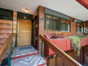 CASA  VENTA LOTE PROPIO  VERSALLES. PATIO-QUINCHO