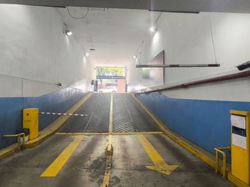 VENTA COCHERA SOBRE AV LAS HERAS EN RECOLETA