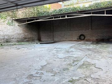 VENTA CASA UN DORMITORIO + 8 COCHERAS