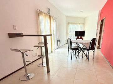VENTA CASA UN DORMITORIO + 8 COCHERAS
