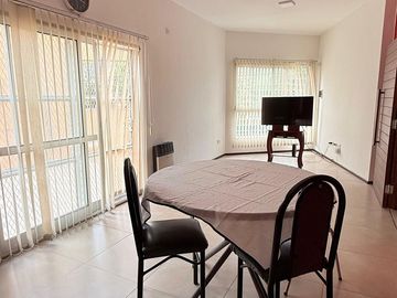 VENTA CASA UN DORMITORIO + 8 COCHERAS