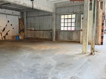 VENTA CASA UN DORMITORIO + 8 COCHERAS