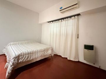 VENTA CASA UN DORMITORIO + 8 COCHERAS