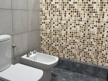 VENTA CASA UN DORMITORIO + 8 COCHERAS