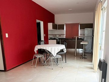 VENTA CASA UN DORMITORIO + 8 COCHERAS