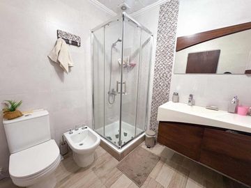 VENTA CASA 3 DORMITORIOS CON PILETA - FISHERTON