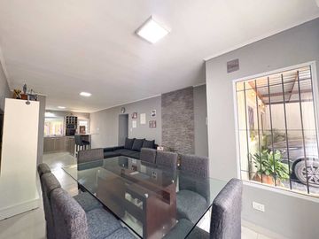 VENTA CASA 3 DORMITORIOS CON PILETA - FISHERTON