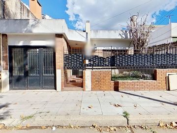 CASA 3 AMBIENTES VENTA FLORESTA + SEGUNDA VIVIENDA
