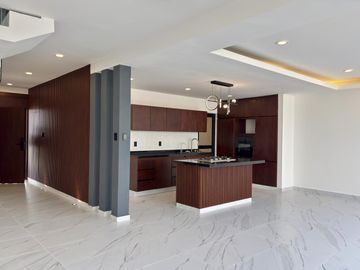 PUNTO LOMAS, Casa en VENTA con estancia de TV y 3 recamaras con baño