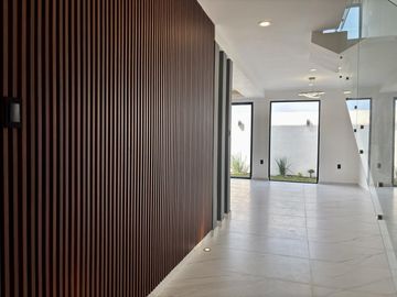 PUNTO LOMAS, Casa en VENTA con estancia de TV y 3 recamaras con baño