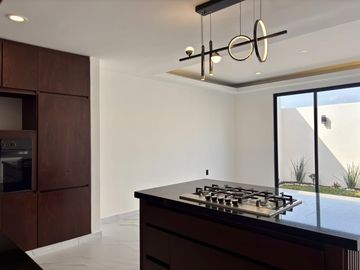 PUNTO LOMAS, Casa en VENTA con estancia de TV y 3 recamaras con baño