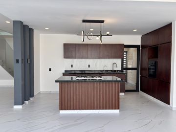 PUNTO LOMAS, Casa en VENTA con estancia de TV y 3 recamaras con baño
