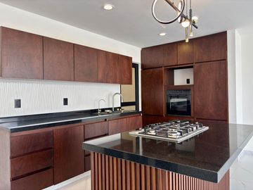 PUNTO LOMAS, Casa en VENTA con estancia de TV y 3 recamaras con baño