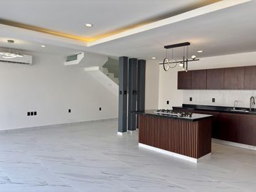 PUNTO LOMAS, Casa en VENTA con estancia de TV y 3 recamaras con baño