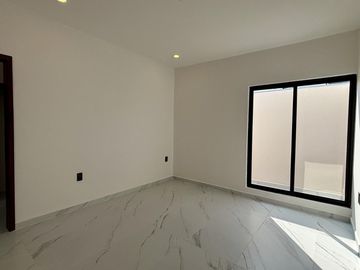 PUNTO LOMAS, Casa en VENTA con estancia de TV y 3 recamaras con baño