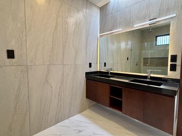 PUNTO LOMAS, Casa en VENTA con estancia de TV y 3 recamaras con baño