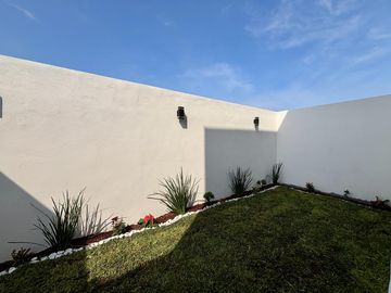 PUNTO LOMAS, Casa en VENTA con estancia de TV y 3 recamaras con baño