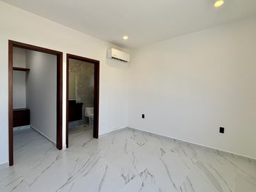 PUNTO LOMAS, Casa en VENTA con estancia de TV y 3 recamaras con baño