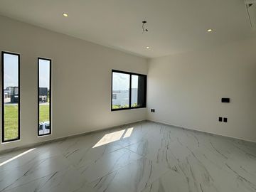 PUNTO LOMAS, Casa en VENTA con estancia de TV y 3 recamaras con baño