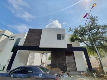 Fraccionamiento Cumbres de Santiago -CARRETERA NACIONAL- Casa en Venta Santiago N.L.