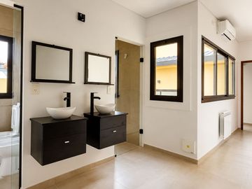 CASA 6 AMBIENTES EN MARTÍNEZ A ESTRENAR