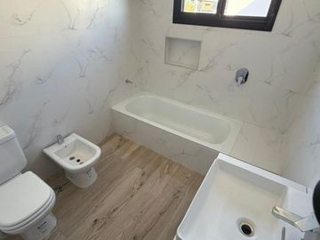 Moderna casa en  El Cantón, con vista al Golf