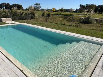 Moderna casa en  El Cantón, con vista al Golf