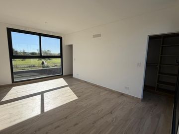 Moderna casa en  El Cantón, con vista al Golf
