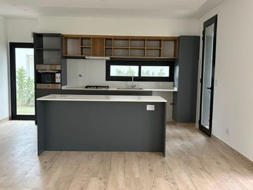 Moderna casa en  El Cantón, con vista al Golf