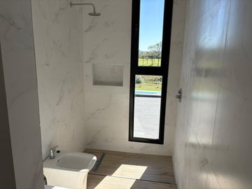 Moderna casa en  El Cantón, con vista al Golf