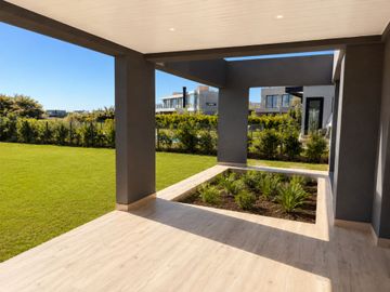 Moderna casa en  El Cantón, con vista al Golf