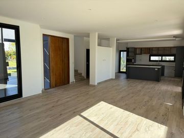 Moderna casa en  El Cantón, con vista al Golf