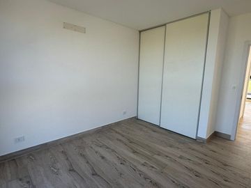 Moderna casa en  El Cantón, con vista al Golf