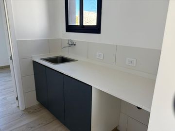 Moderna casa en  El Cantón, con vista al Golf