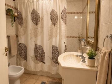 Casa en Matheu DOBLE LOTE+3 MONOAMBIENTES (Renta).