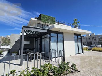 Casa Nueva en Venta con Sala de TV enfrente de Sonterra Querétaro