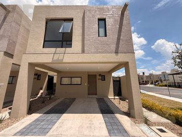 Casa Nueva en Venta con Sala de TV enfrente de Sonterra Querétaro