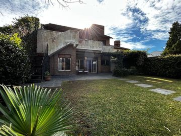 VENTA CASA 4 AMB PARQUE PILETA PARRILLA CASTELAR