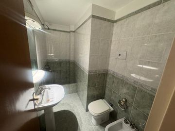 EN VENTA DEPTO 4 AMB EN BARRACAS CON COCHERA Y DEP