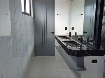Venta Casa en Via Cumbres Av. Huayacán Cancún de 3 Recámaras